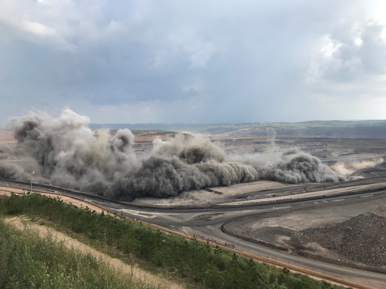 土木工程学院师生参加内蒙古黑岱沟露天煤矿爆破振动测试项目